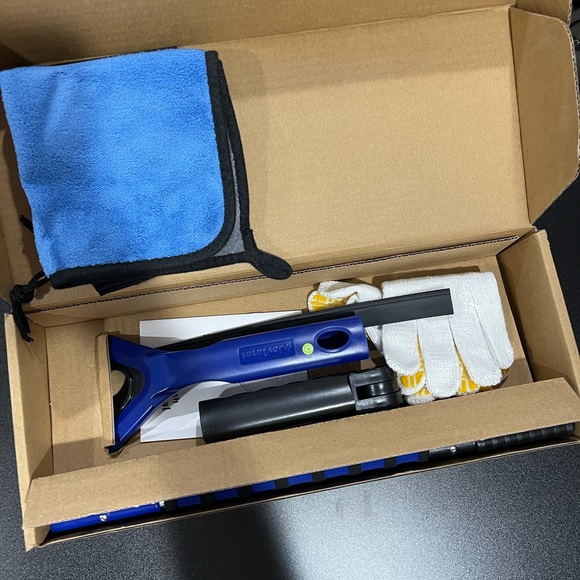 Snow brush extendable. It’s new - Picture 3 of 4